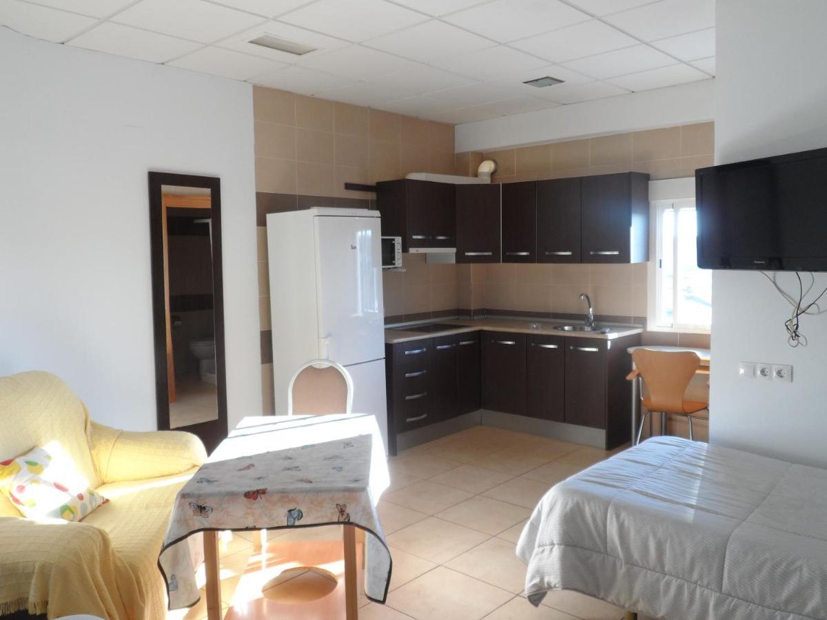 Hostal Via Del Caminante Madrigalejo Bagian luar foto