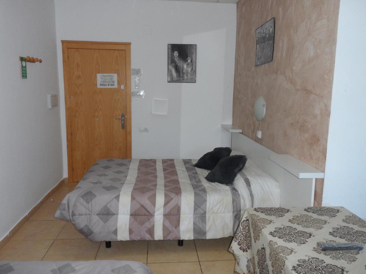 Hostal Via Del Caminante Madrigalejo Bagian luar foto