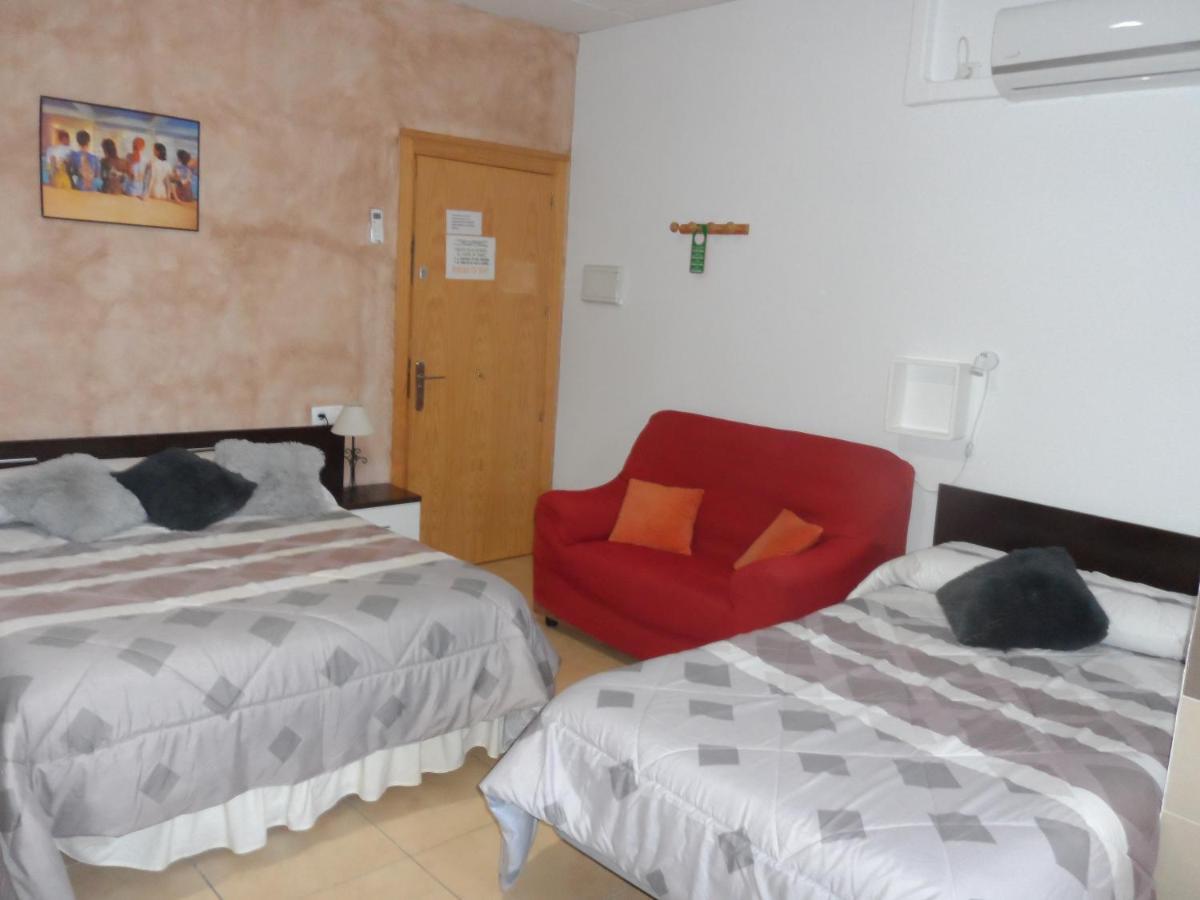 Hostal Via Del Caminante Madrigalejo Bagian luar foto