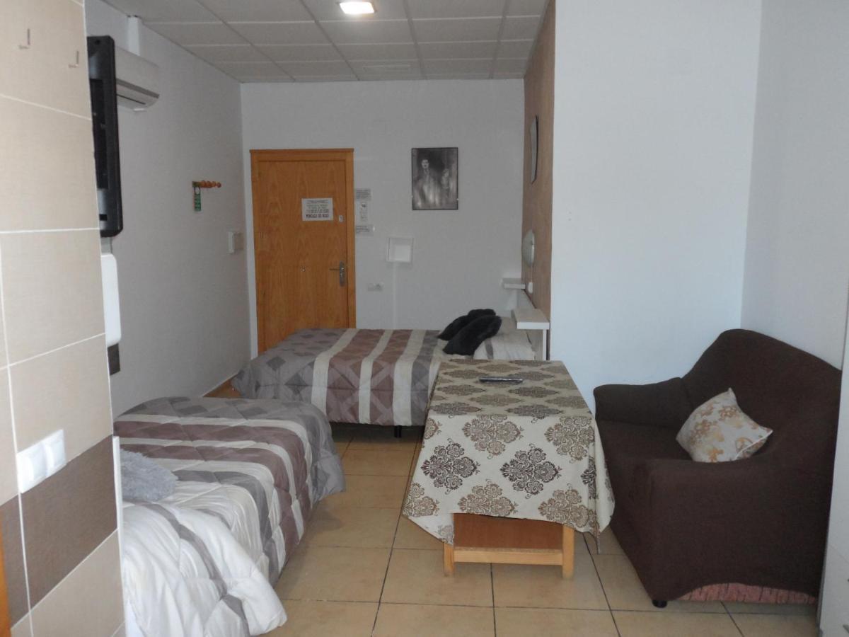 Hostal Via Del Caminante Madrigalejo Bagian luar foto