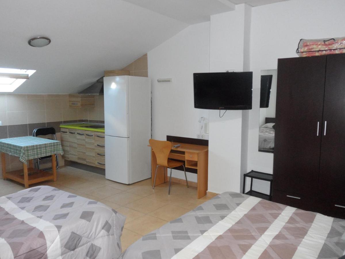 Hostal Via Del Caminante Madrigalejo Bagian luar foto