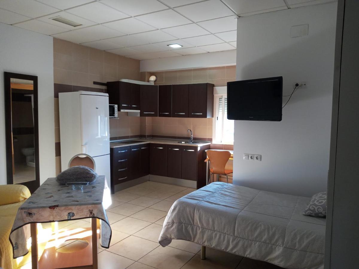 Hostal Via Del Caminante Madrigalejo Bagian luar foto