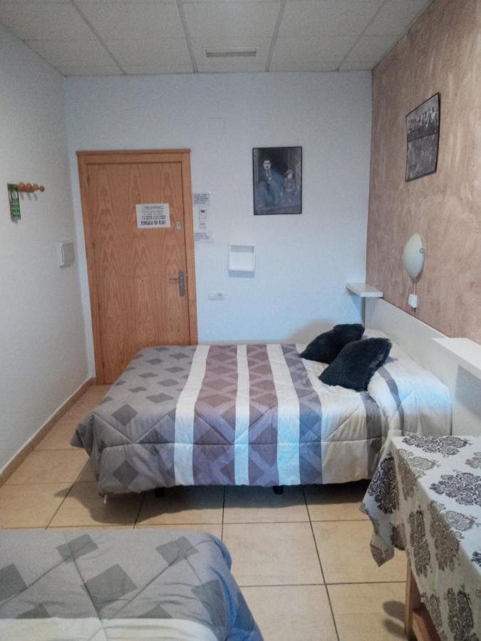 Hostal Via Del Caminante Madrigalejo Bagian luar foto
