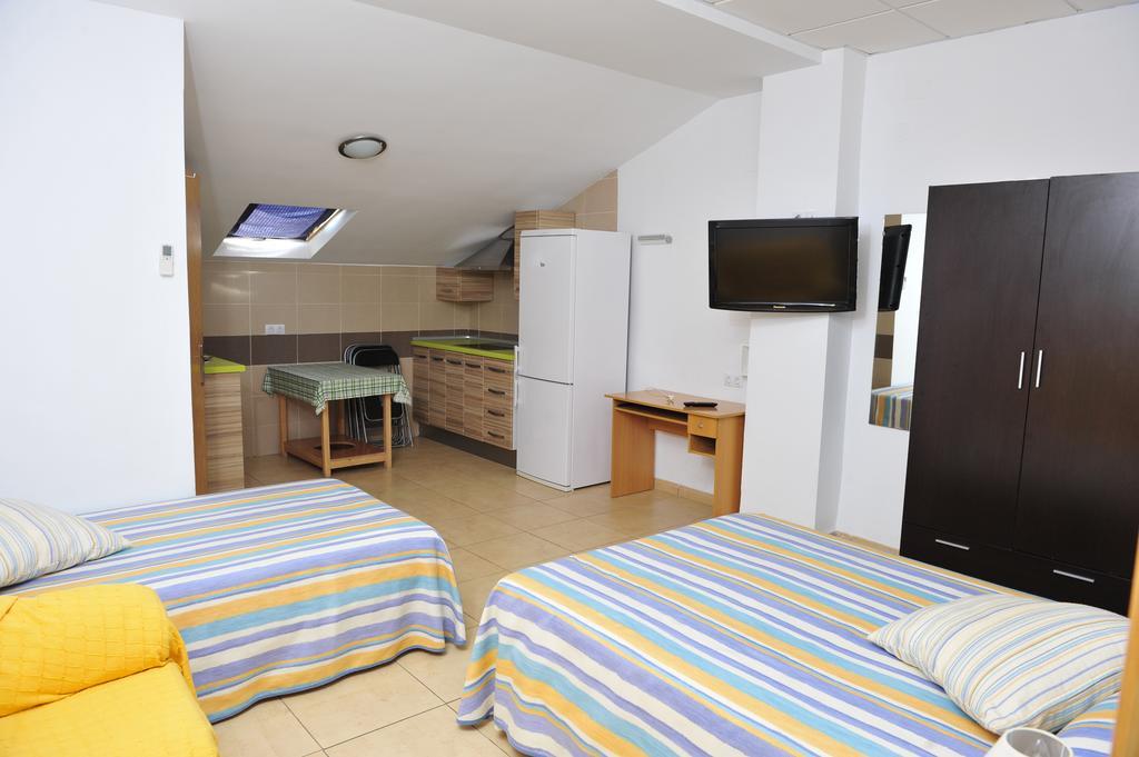 Hostal Via Del Caminante Madrigalejo Bagian luar foto