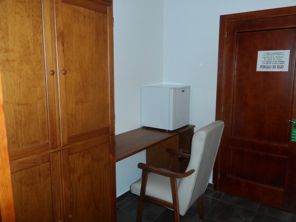 Hostal Via Del Caminante Madrigalejo Bagian luar foto
