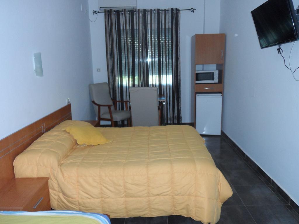 Hostal Via Del Caminante Madrigalejo Bagian luar foto