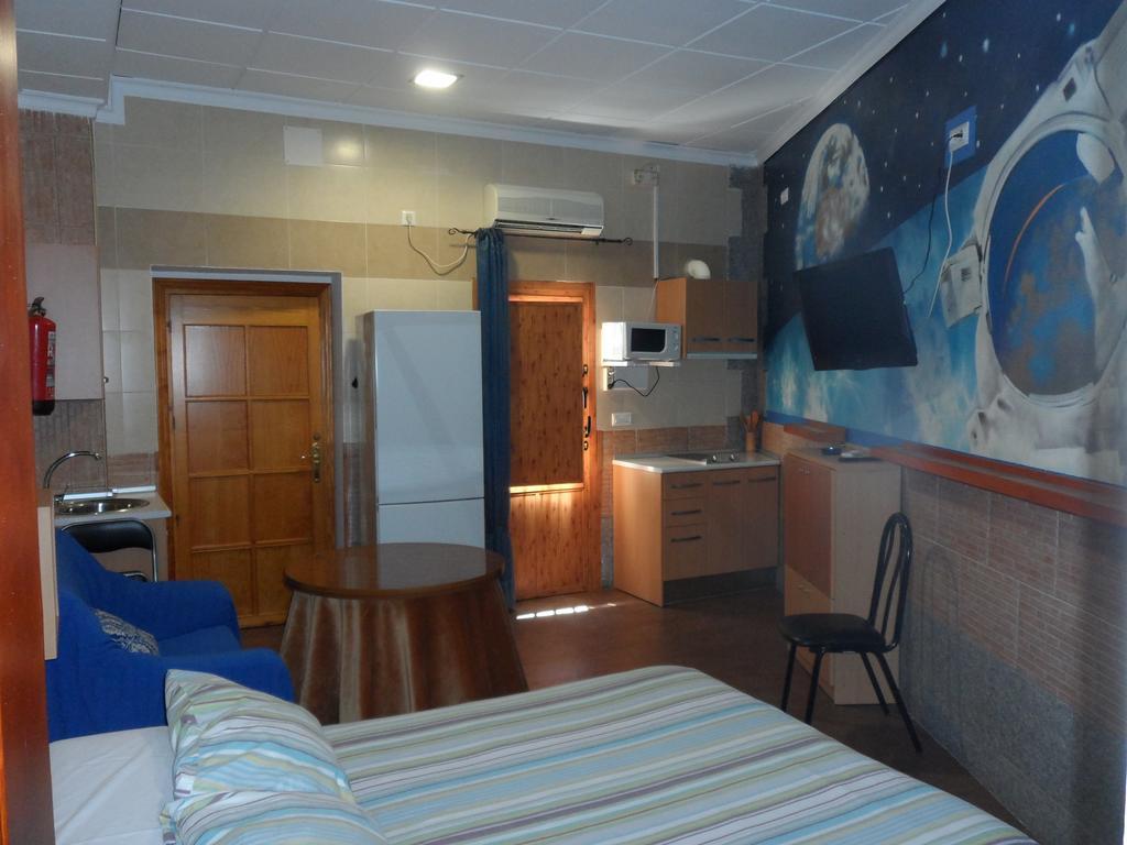 Hostal Via Del Caminante Madrigalejo Bagian luar foto
