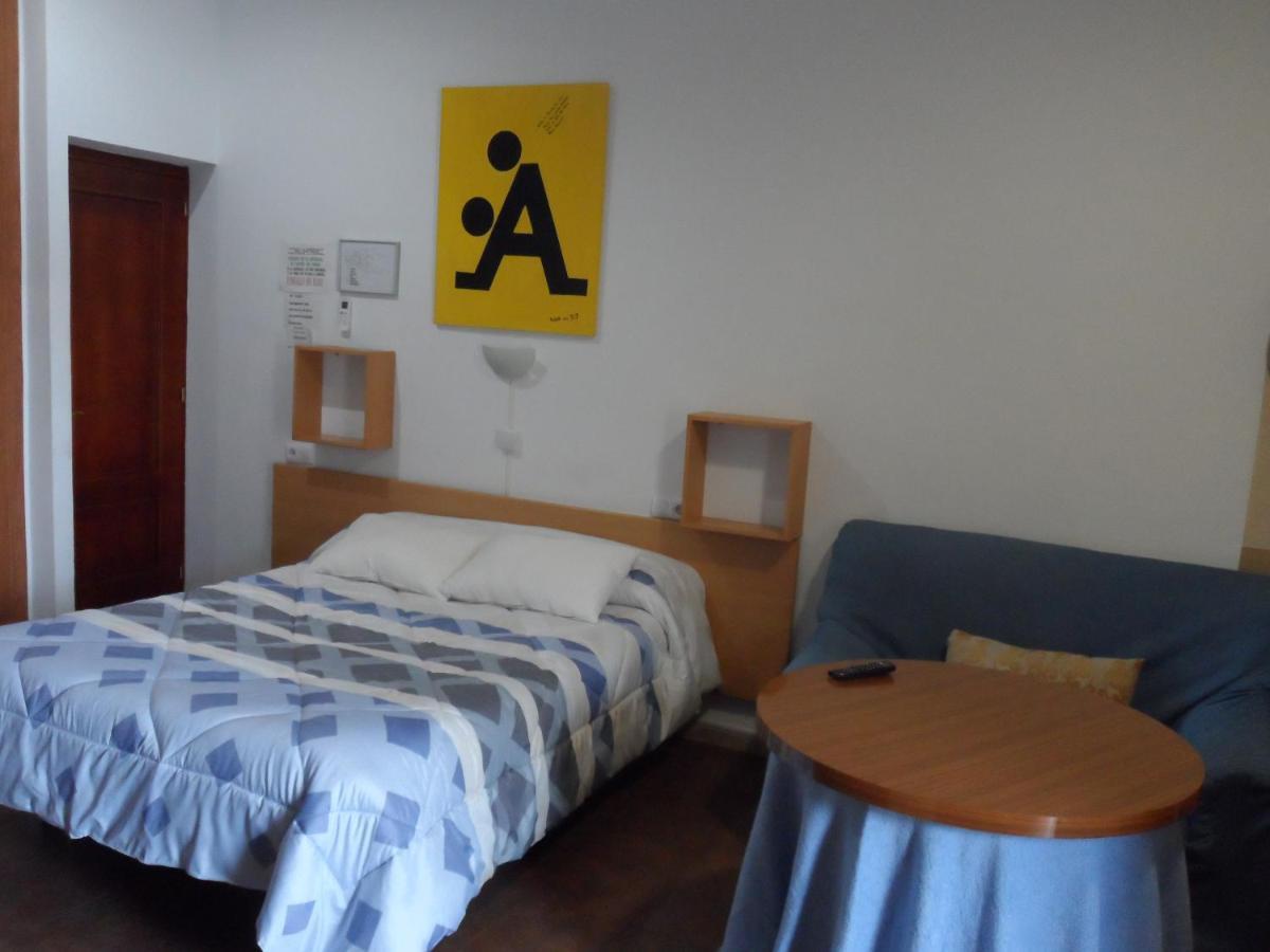 Hostal Via Del Caminante Madrigalejo Bagian luar foto